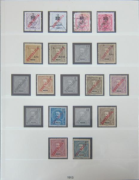 0263 (13).jpg -     Lote:    263      Colecção Especializada - Macau      Lotes Especiais       Descrição:      Macau   &mdash; Colecção montada em 3 álbuns quase completa do correio ordinário (faltam 13 selos) desde AF1 até AF1038 (1884/1999), sem correio aéreo, etiquetas, porteado, imposto postal e não emitidos. A colecção é composta por selos novos e usados indiferenciadamente, com séries mistas (novo/usado). Contém todos os blocos novos sem sinal de charneira incluindo 12 blocos Amizade Luso-Chinesa e 12 blocos Macau 1999 (CE BLC 1/76). Contém também as 50 folhas miniaturas novas sem sinal de charneira (FM 1/50). Valor total de catálogo Afinsa 2015 = &euro; 15.058,00, repartido por selos &euro; 12.382,00 + blocos &euro; 1.909,00 + Folhas Miniaturas &euro; 2.767,00. Duas folhas miniaturas com ligeiros pontos de óxido. Lote a ver.        Lote       Valor Base:     &euro; 5000,00     Valor Venda:     &euro;      
